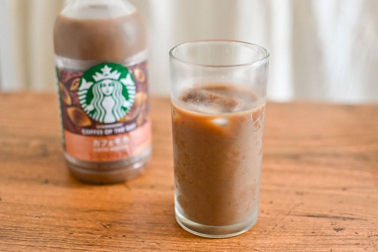 ペットボトルとドリンクが入ったコップ