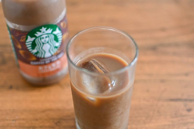 ドリンクが入ったグラスを上から
