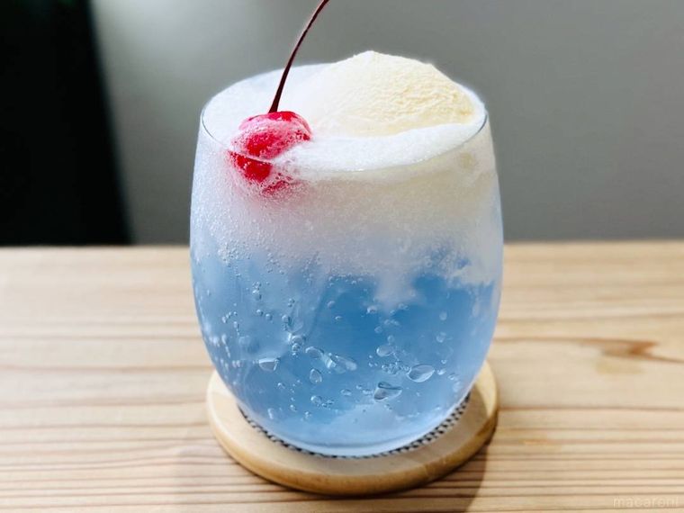 業務スーパーのラムネゼリーを食べるクリームソーダにアレンジした様子
