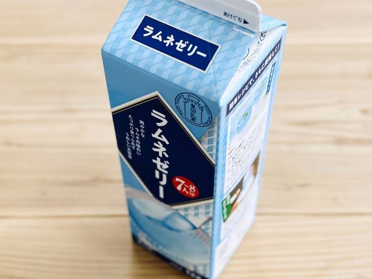 業務スーパーのラムネゼリーをテーブルに置いた様子
