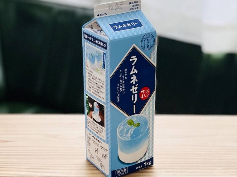 業務スーパーのラムネゼリーをテーブルに置いた様子
