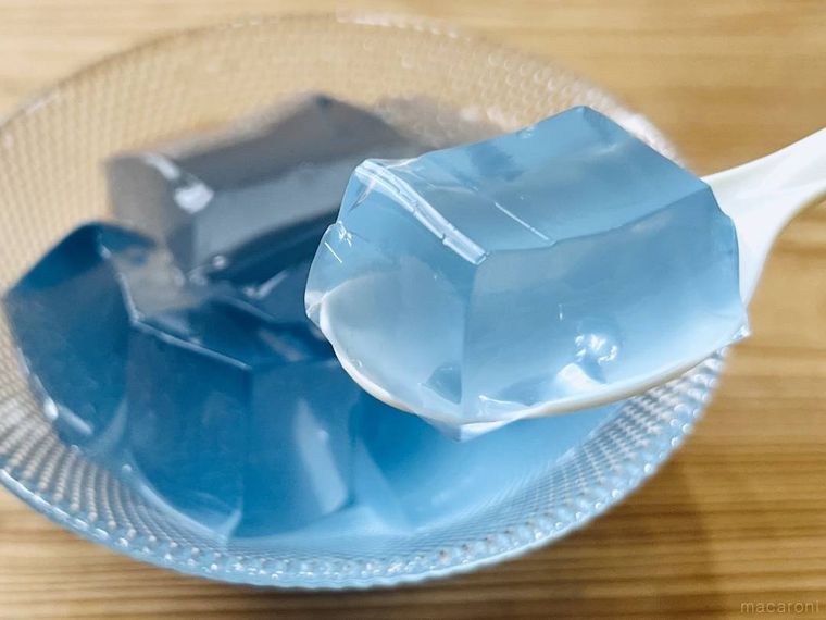 業務スーパーのラムネゼリーをスプーンですくった様子