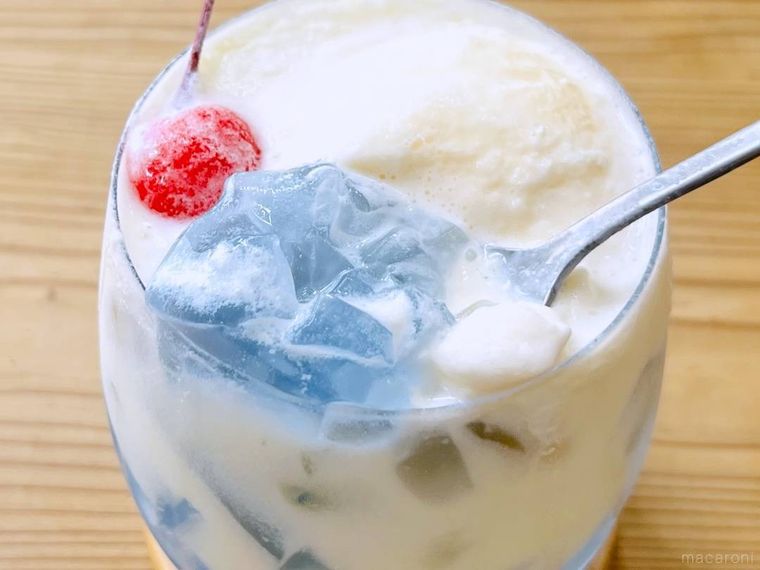食べるクリームソーダをスプーンですくった様子