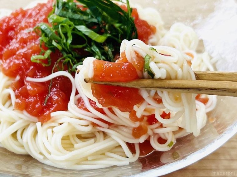 業務スーパーの完熟トマトゼリーをそうめんにのせた様子