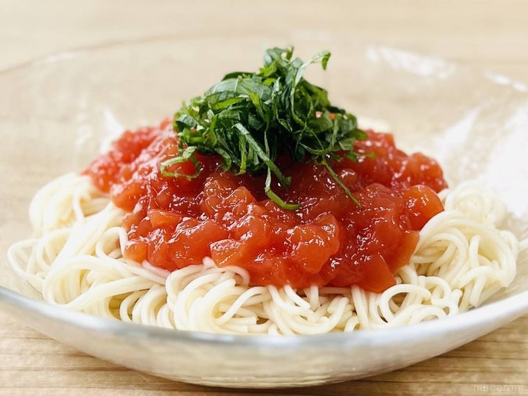 業務スーパーの完熟トマトゼリーをそうめんにのせた様子