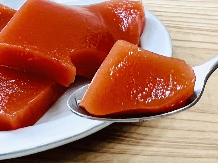業務スーパーの完熟トマトゼリーをスプーンですくった様子