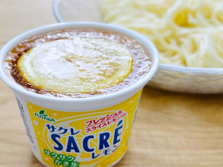 めんつゆを入れたサクレと、ゆでたそうめん