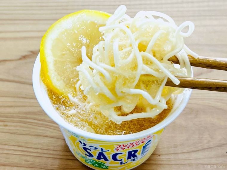 めんつゆを入れたサクレにそうめんを浸した様子