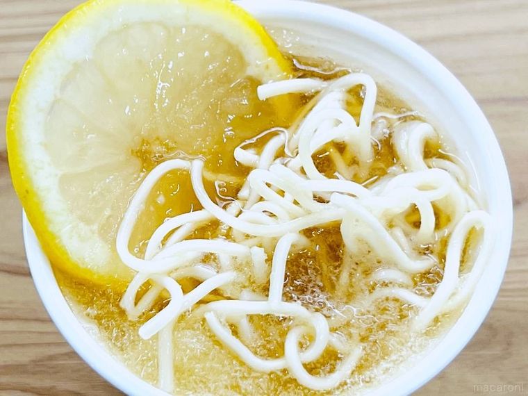 めんつゆを入れたサクレにそうめんを浸した様子