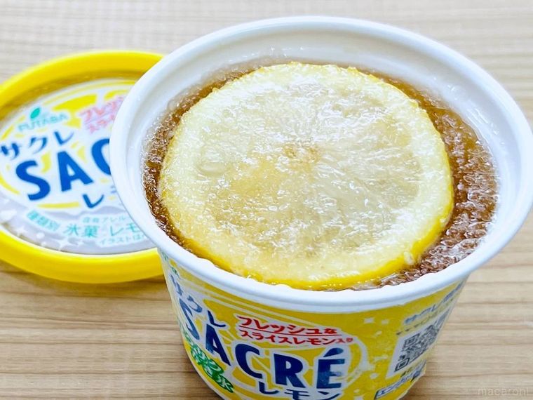 サクレにめんつゆをそそいだ様子