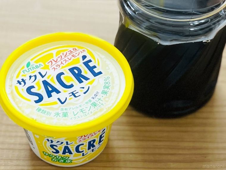 サクレとめんつゆを並べた様子