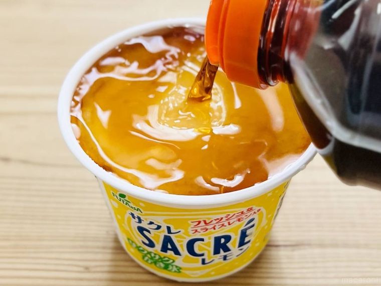 サクレにめんつゆをそそいでいる様子