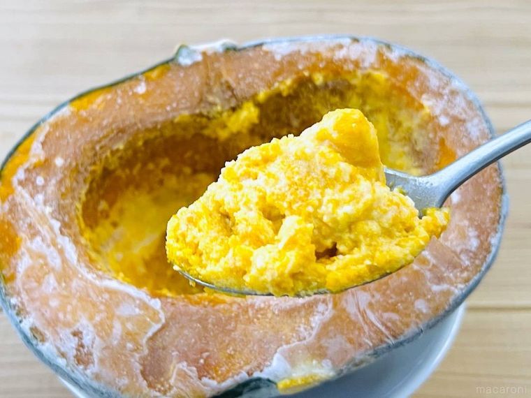 冷凍かぼちゃアイスをスプーンですくった様子