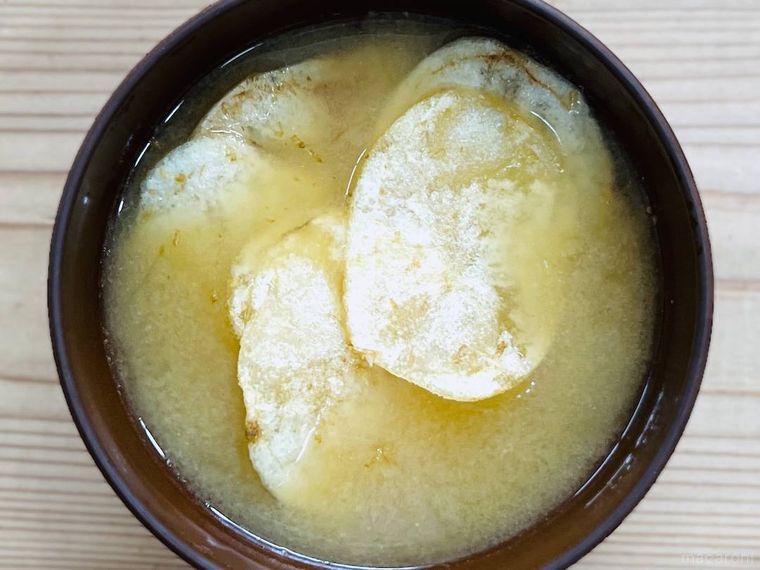 味噌汁にポテトチップスを入れた様子