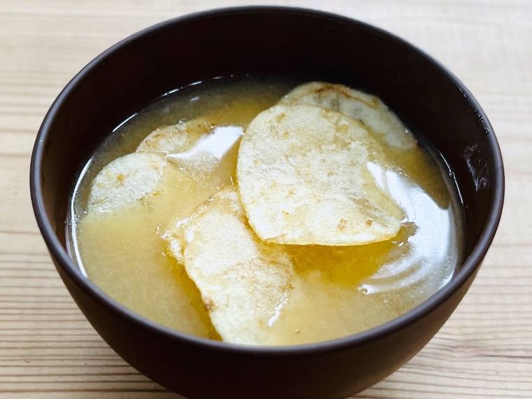 味噌汁にポテトチップスを入れた様子