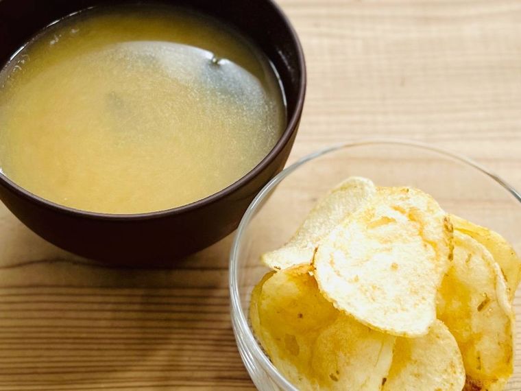 味噌汁とポテトチップス
