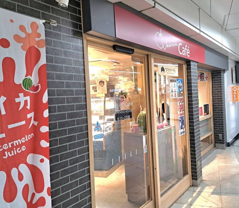 赤を基調としたやおりんカフェ 新宿店の外観