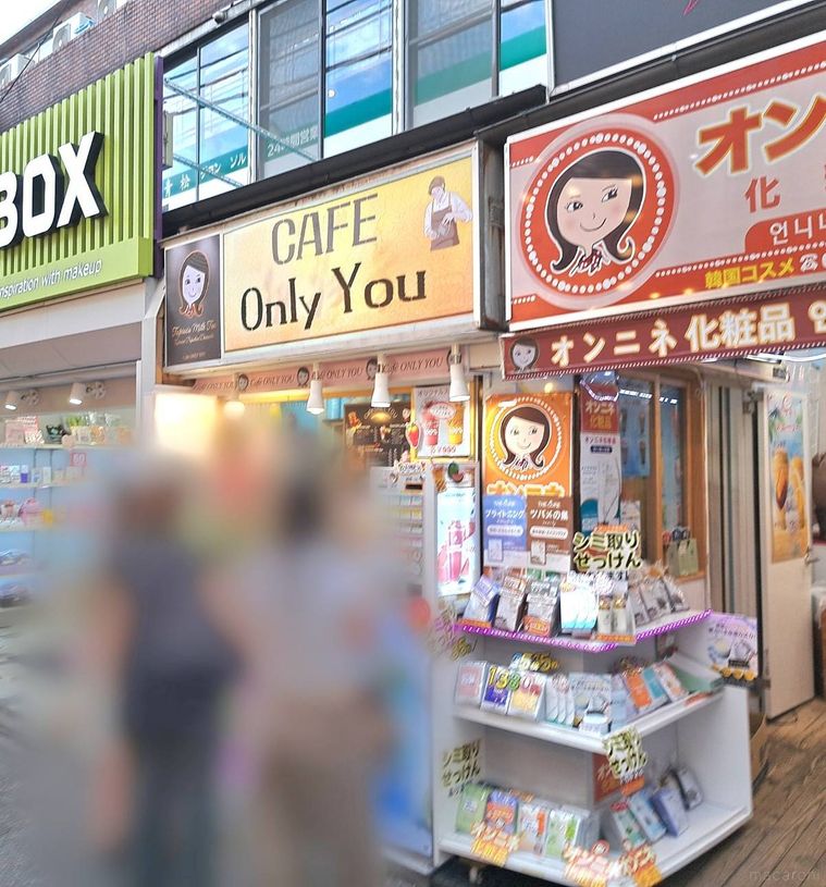 黄色を基調としたカフェ オンリーユーの外観