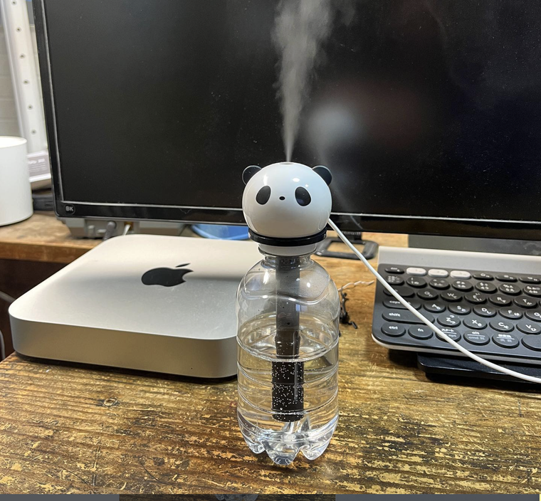 ダイソーのペットボトル加湿器が机の上に置かれている