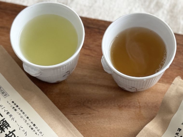 白い湯飲みに注がれた煎茶とほうじ茶
