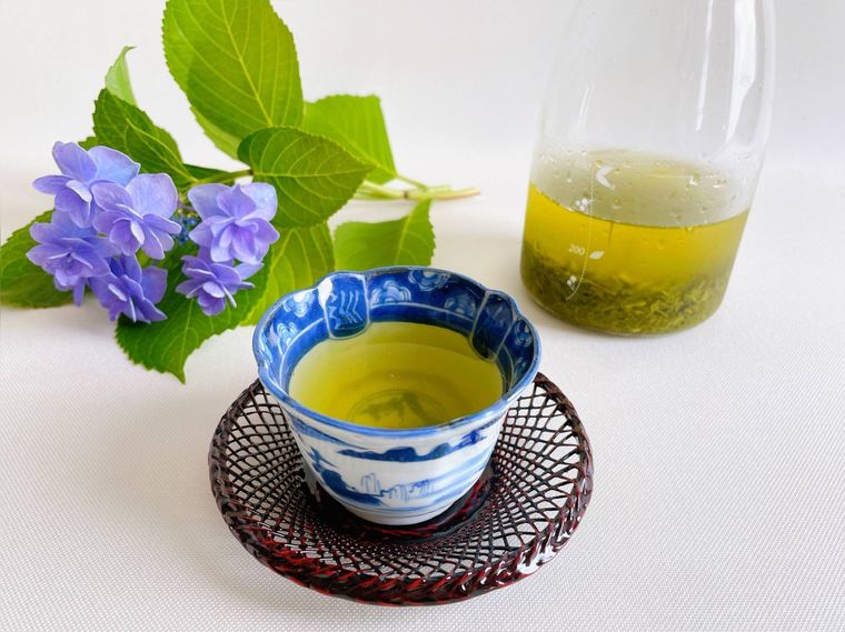 湯呑みに入った緑茶