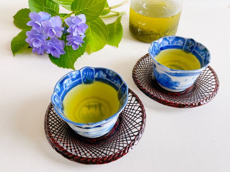 湯呑みに入った緑茶と緑茶ポットに入った緑茶