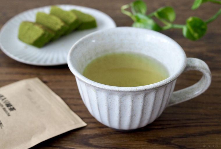 白いカップに注がれた緑茶
