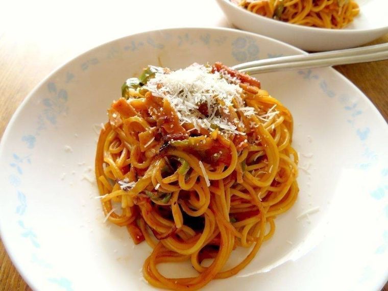 白いお皿に入ったナポリタン