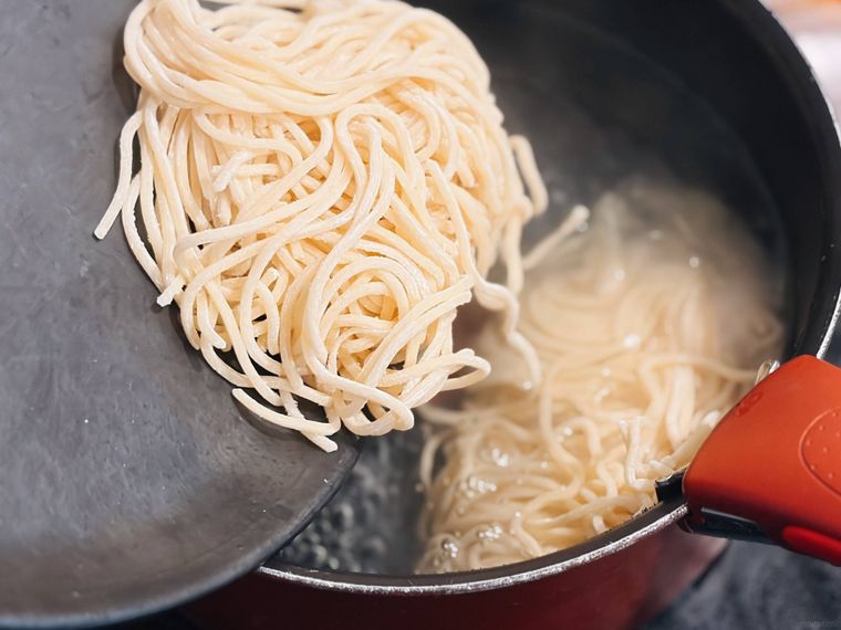 カラヒグ麺を鍋に入れる様子