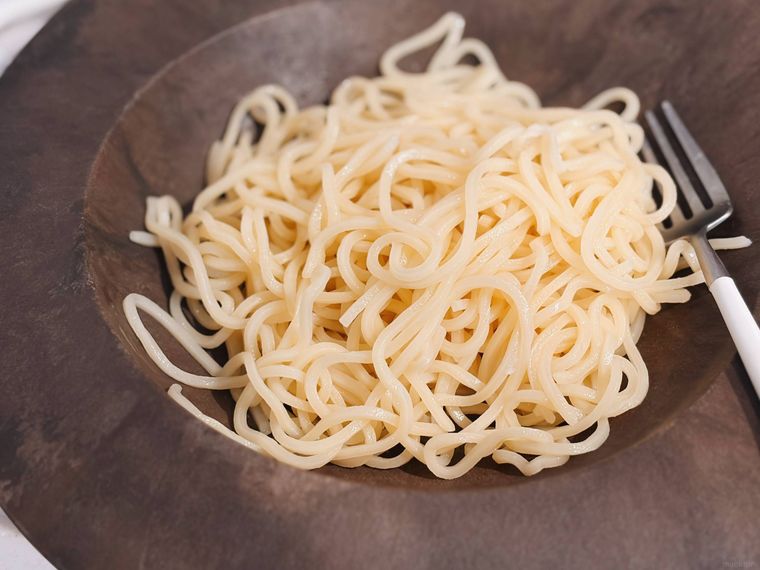 器に盛ったカラヒグ麺