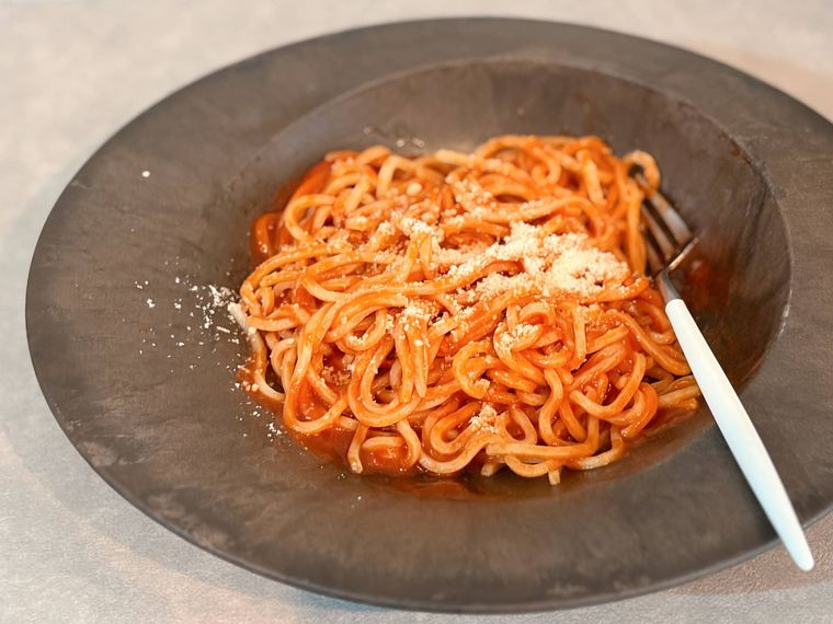 カラヒグ麺を使ったトマトパスタ