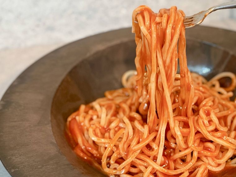 フォークですくったトマトパスタ