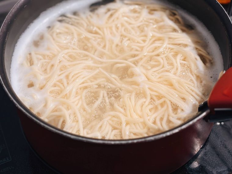 鍋でゆでているカラヒグ麺