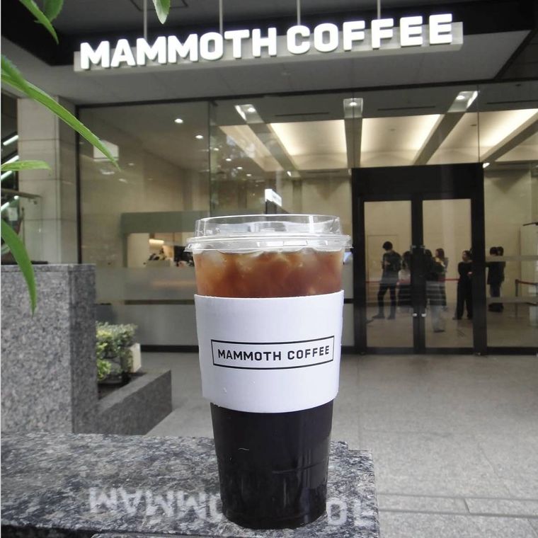 マンモスコーヒーのドリンクと外観