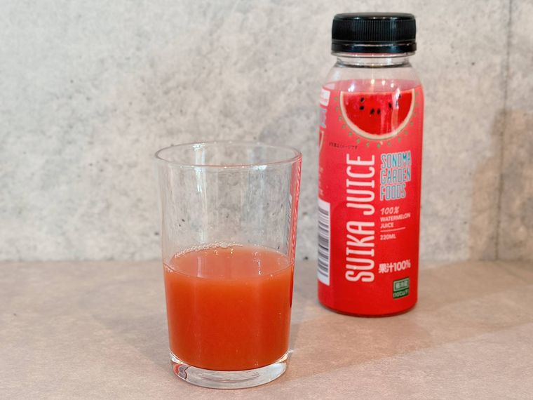 グラスに注いだSONOMA GARDEN FOODSのSuika Juice