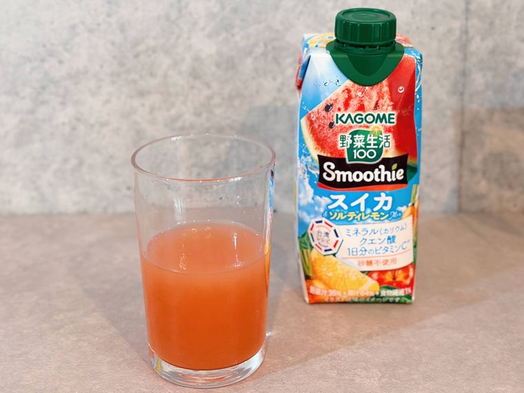 グラスに注いだカゴメの野菜生活100 Smoothie スイカソルティレモンmix