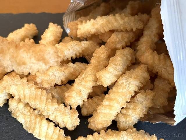 袋からコスモスのひねり揚げを出している