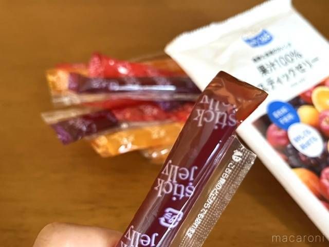 ぶどう味のスティックゼリーをパッケージから出している