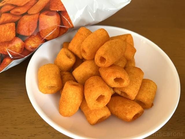 コスモスのめんたいスナックをお皿に出している