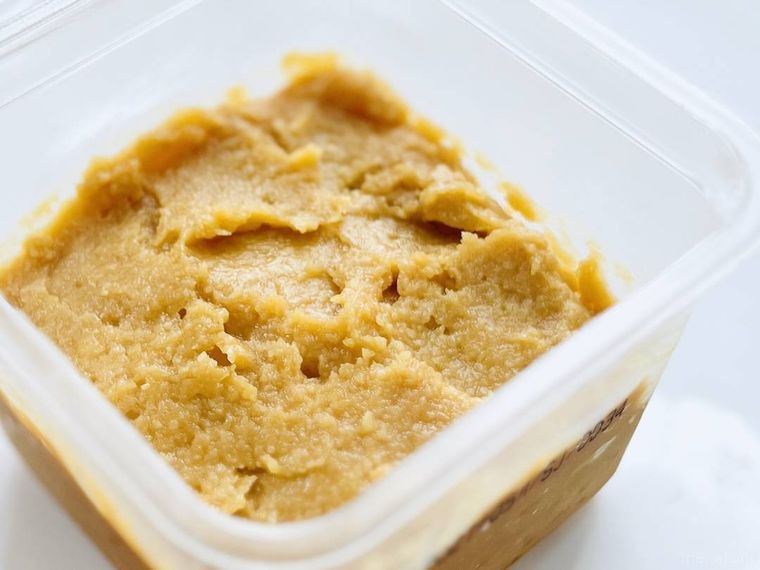 味噌が入った容器