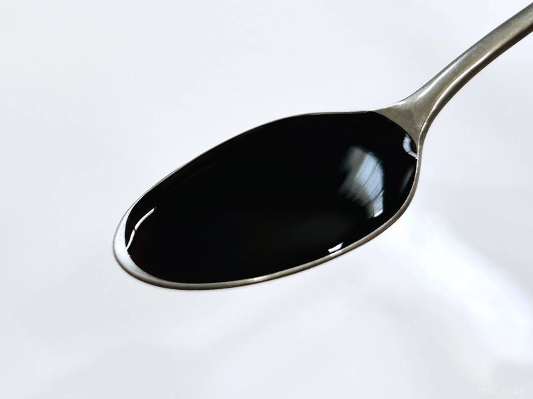 オイスターソースをスプーンですくった様子
