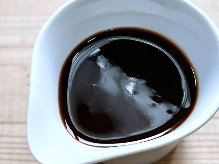 とんかつソースが入った白い器