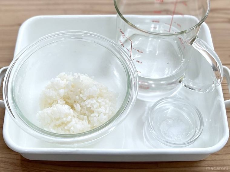 ご飯、水、塩をバットに並べた様子