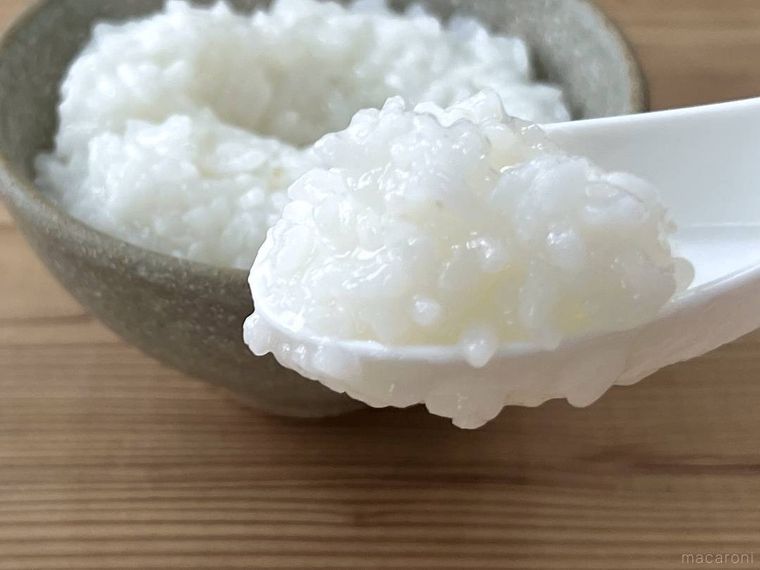レンゲでお粥をすくった様子