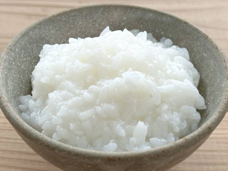 茶碗にお粥をよそった様子