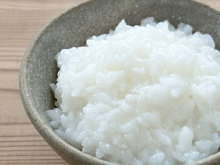 茶碗にお粥を盛り付けた様子