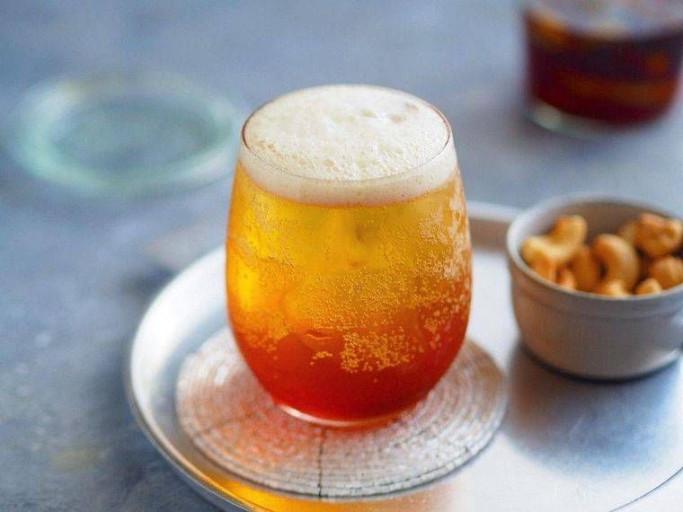 グラスに入ったコーラとビールのカクテル