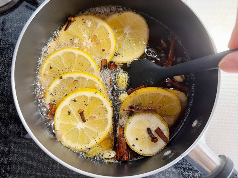 鍋で煮込んでクラフトコーラシロップを作る様子