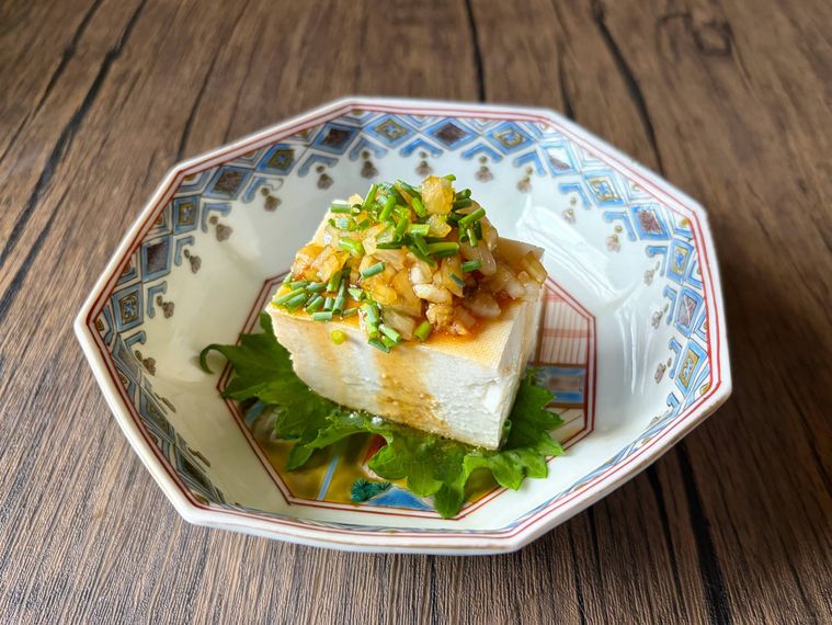 冷奴に黒酢玉ねぎドレッシングをかけたもの