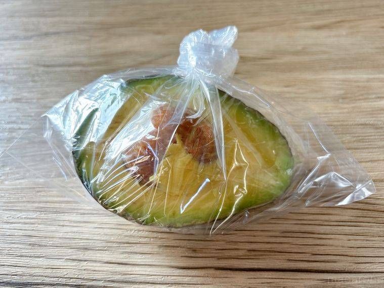 カットしたアボカドをラップに包んでポリ袋に入れたもの
